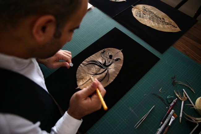 Sanat eserine dönüştürülen kuru yapraklar