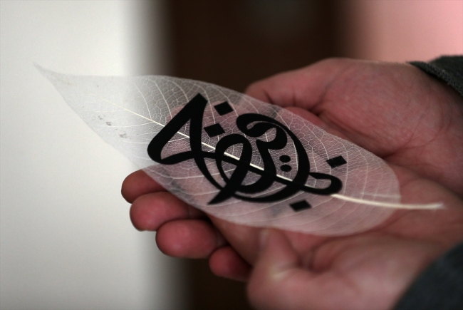 Sanat eserine dönüştürülen kuru yapraklar