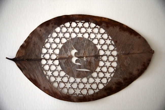 Sanat eserine dönüştürülen kuru yapraklar