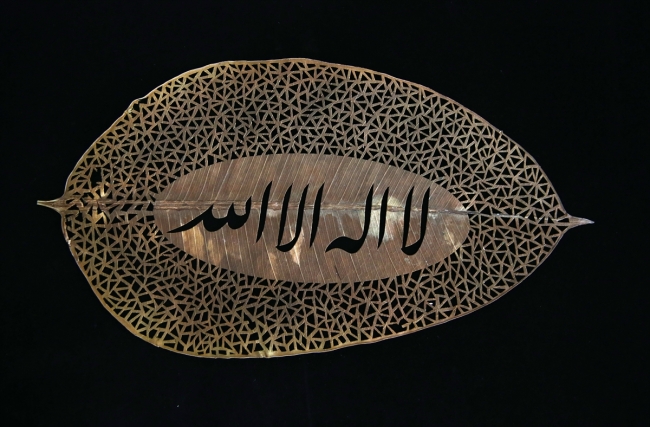 Sanat eserine dönüştürülen kuru yapraklar