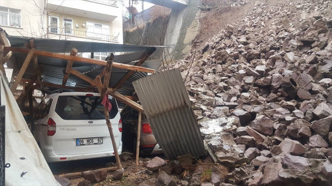 Ankara'da istinat duvarı çöktü