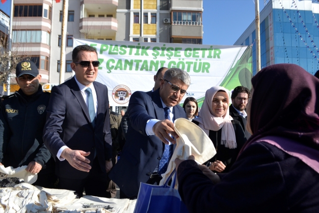 20 dakikada 11 bin plastik şişe toplandı