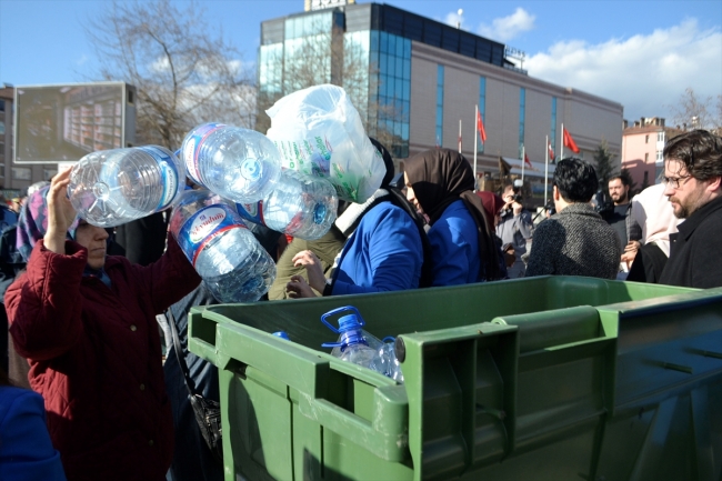20 dakikada 11 bin plastik şişe toplandı