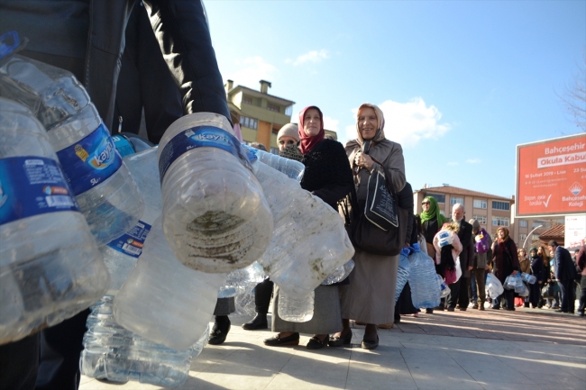 20 dakikada 11 bin plastik şişe toplandı