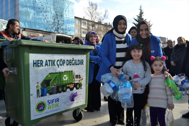 20 dakikada 11 bin plastik şişe toplandı