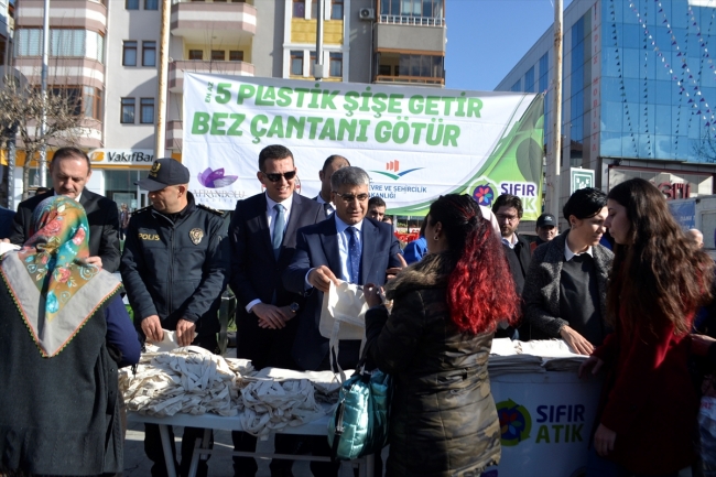 20 dakikada 11 bin plastik şişe toplandı