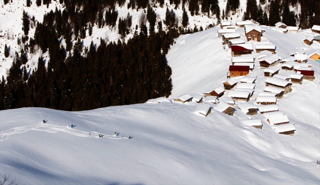 Heliski tutkunları Kaçkar Dağları'na hayran kaldı