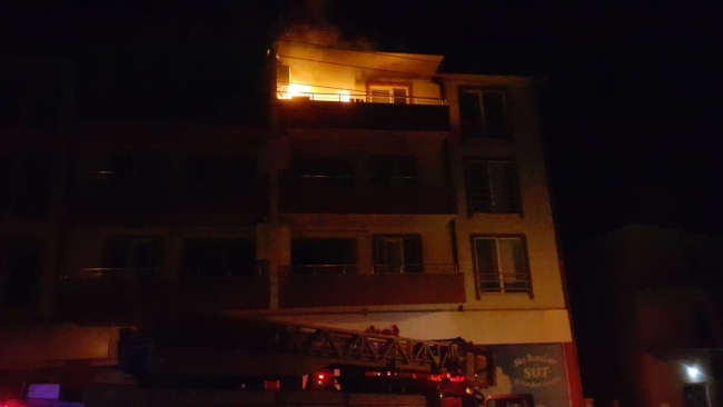 Evde çıkan yangını komşuları farketti