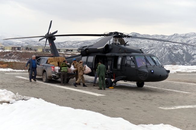 Aç kalan yabani hayvanların imdadına Mehmetçik yetişti