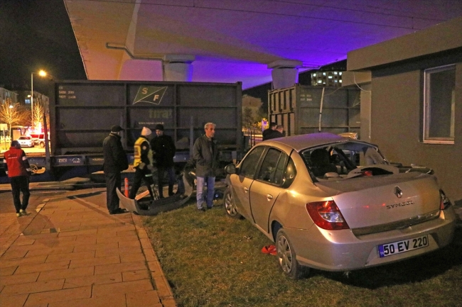 Yük treni otomobile çarptı