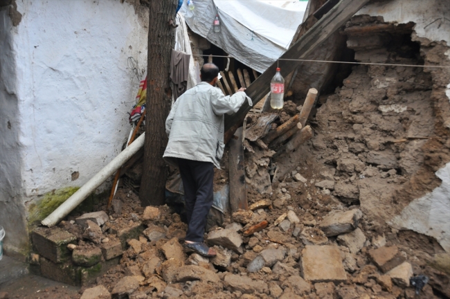 Adıyaman'da toprak evin damı çöktü