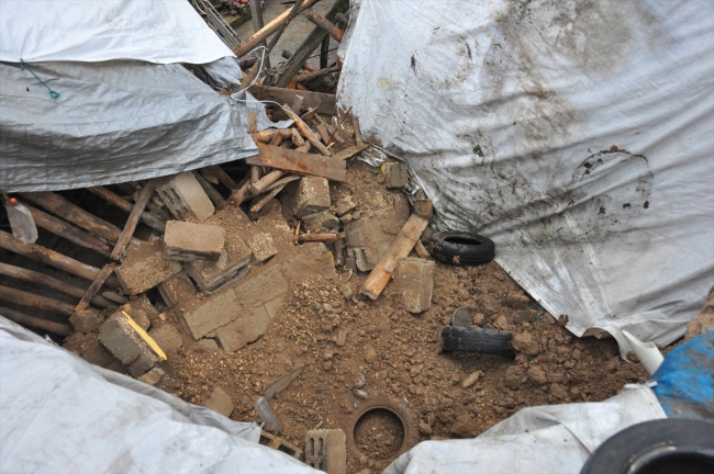 Adıyaman'da toprak evin damı çöktü