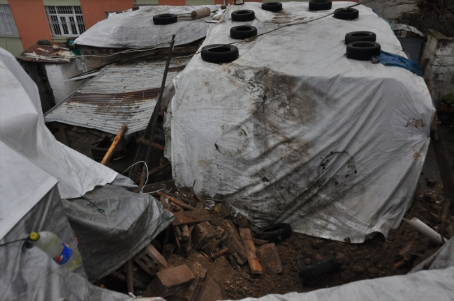 Adıyaman'da toprak evin damı çöktü