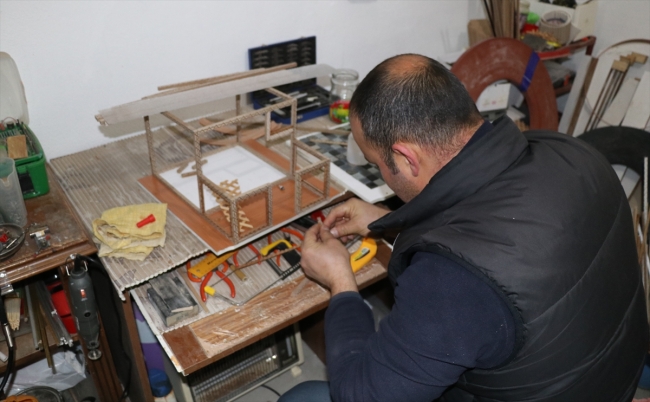 Atık malzemeleri ahşap ev maketlerine dönüştürüyor