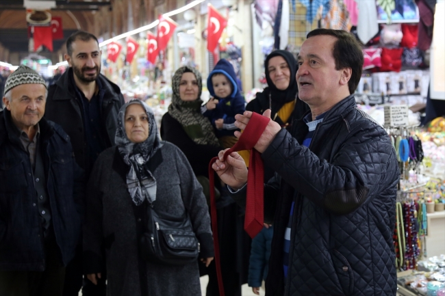 "Jet kravatçı" gösterileriyle ilgi çekiyor