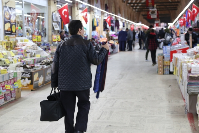 "Jet kravatçı" gösterileriyle ilgi çekiyor