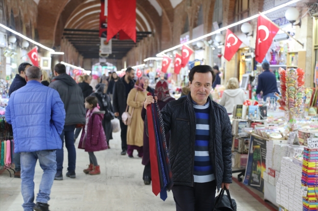 "Jet kravatçı" gösterileriyle ilgi çekiyor