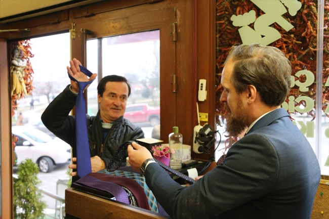 "Jet kravatçı" gösterileriyle ilgi çekiyor