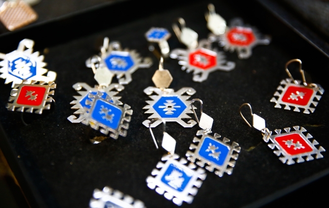 Saraybosna'nın tarihi sembollerini takılara işliyor