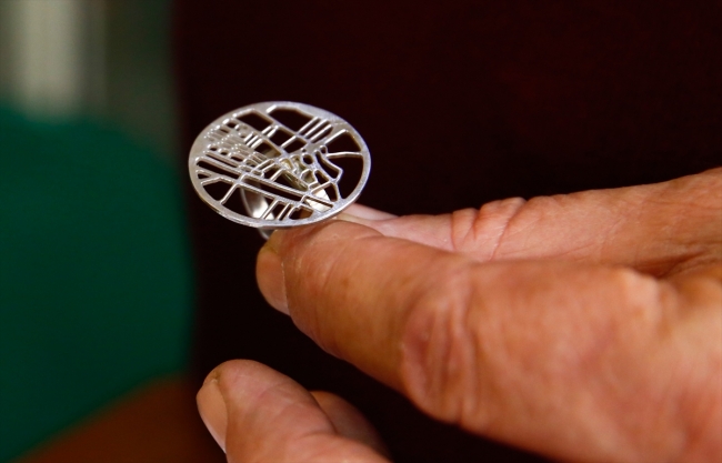 Saraybosna'nın tarihi sembollerini takılara işliyor