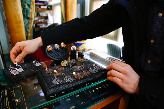 Saraybosna'nın tarihi sembollerini takılara işliyor