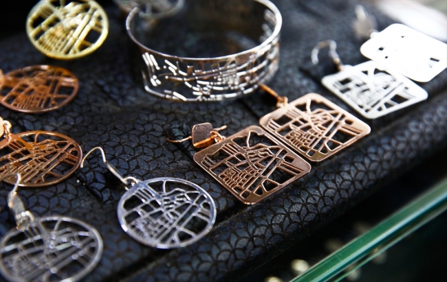 Saraybosna'nın tarihi sembollerini takılara işliyor