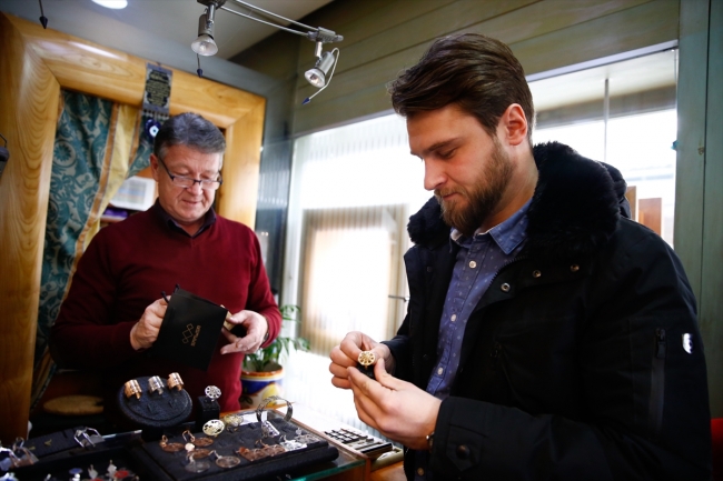 Saraybosna'nın tarihi sembollerini takılara işliyor