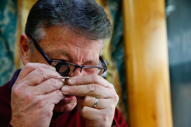 Saraybosna'nın tarihi sembollerini takılara işliyor