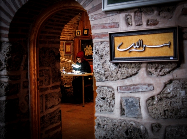 Gazoz kapaklarına minyatür işliyor