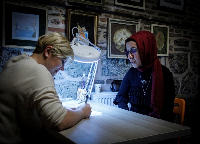 Gazoz kapaklarına minyatür işliyor