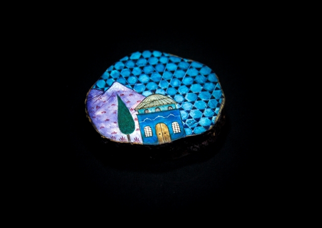 Gazoz kapaklarına minyatür işliyor