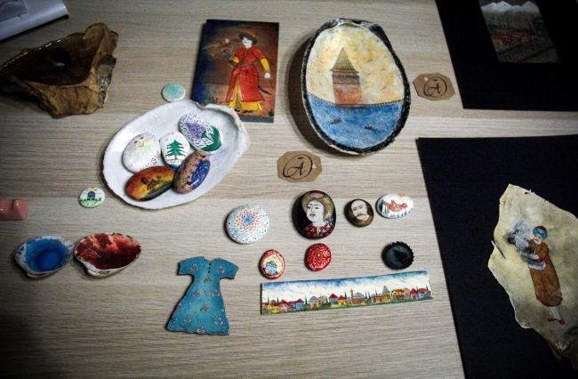 Gazoz kapaklarına minyatür işliyor