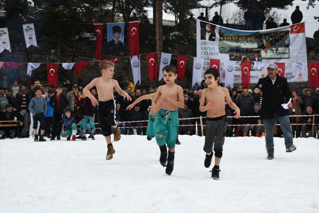Kar yağışı altındaki güreşler büyük ilgi çekti