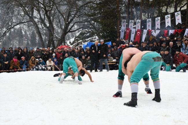 Kar yağışı altındaki güreşler büyük ilgi çekti
