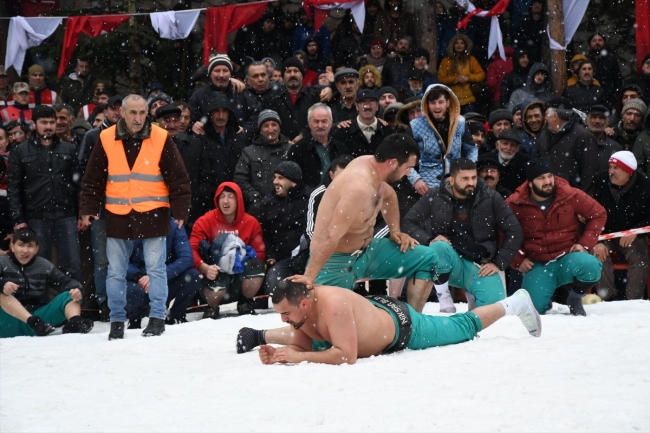 Kar yağışı altındaki güreşler büyük ilgi çekti