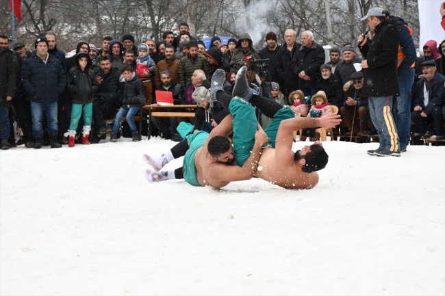 Kar yağışı altındaki güreşler büyük ilgi çekti