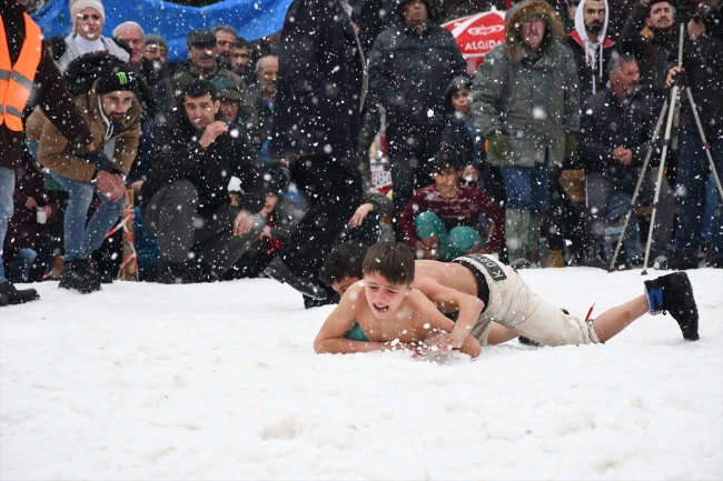 Kar yağışı altındaki güreşler büyük ilgi çekti