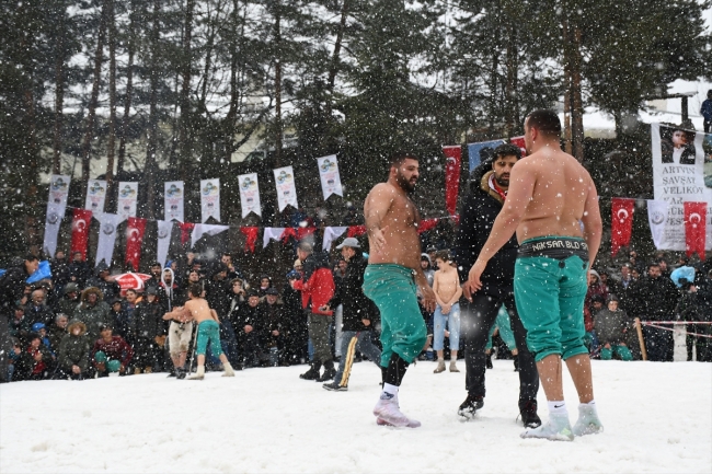 Kar yağışı altındaki güreşler büyük ilgi çekti