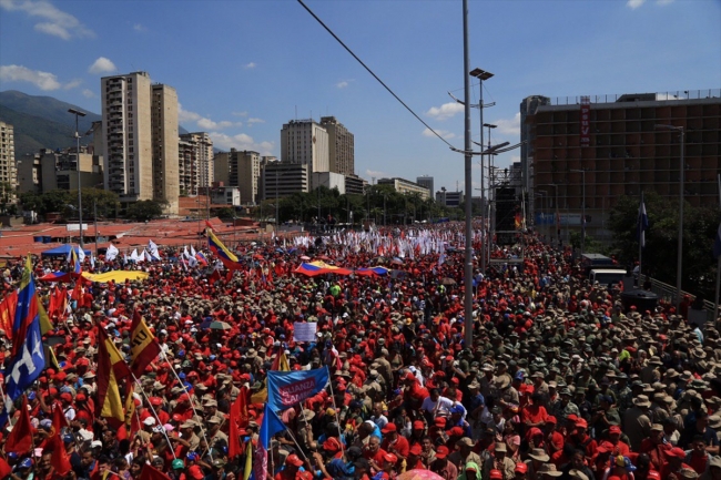 Venezuela'daki hükümet ve muhalefet yanlılarından gösteriler