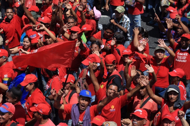 Venezuela'daki hükümet ve muhalefet yanlılarından gösteriler