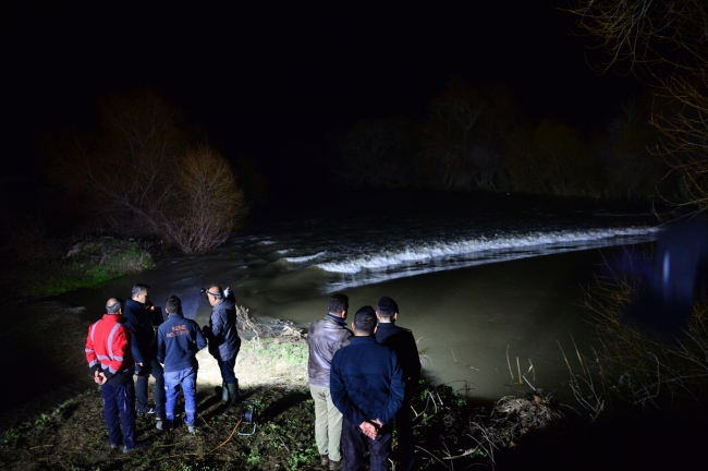 Otomobil derede kayboldu