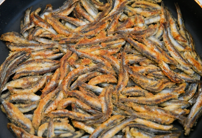 İzmir'deki şenlikte 10 ton hamsi dağıtıldı