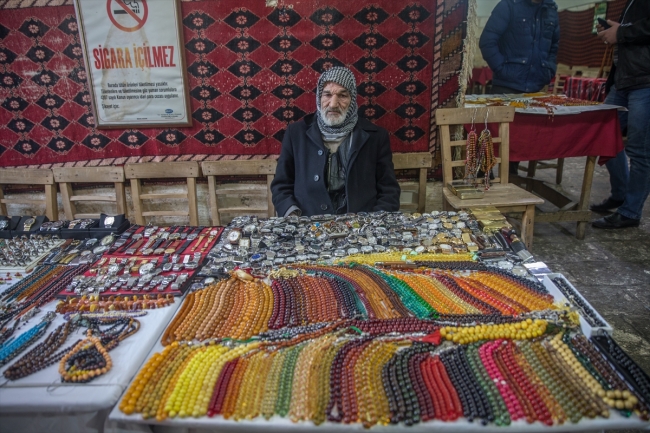 Tespih meraklılarını buluşturan han: Gümrük