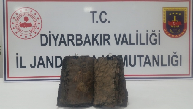 Diyarbakır'da bin 200 yıllık olduğu iddia edilen İncil ele geçirildi