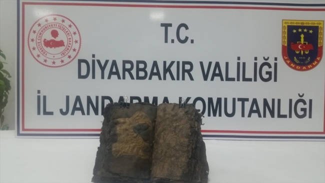 Diyarbakır'da bin 200 yıllık olduğu iddia edilen İncil ele geçirildi