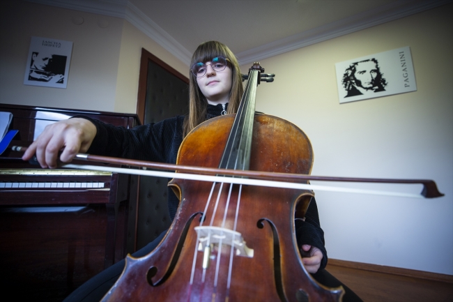 Nehir Nisa Alemdar, çelloda birincilik elde etti