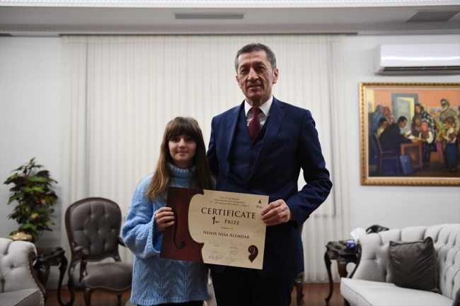 Nehir Nisa Alemdar, çelloda birincilik elde etti