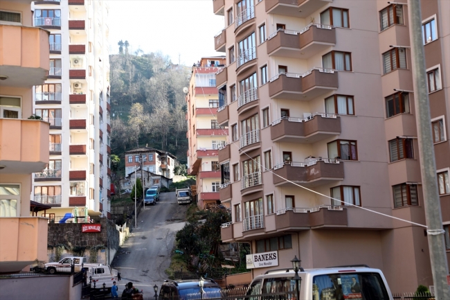 Markete gitmeye üşenince evinin balkonuna "teleferik" kurdu