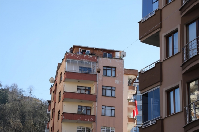 Markete gitmeye üşenince evinin balkonuna "teleferik" kurdu