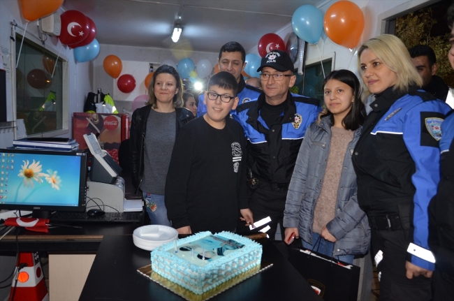 Polis ekiplerinden otizmli Utku'ya doğum günü sürprizi